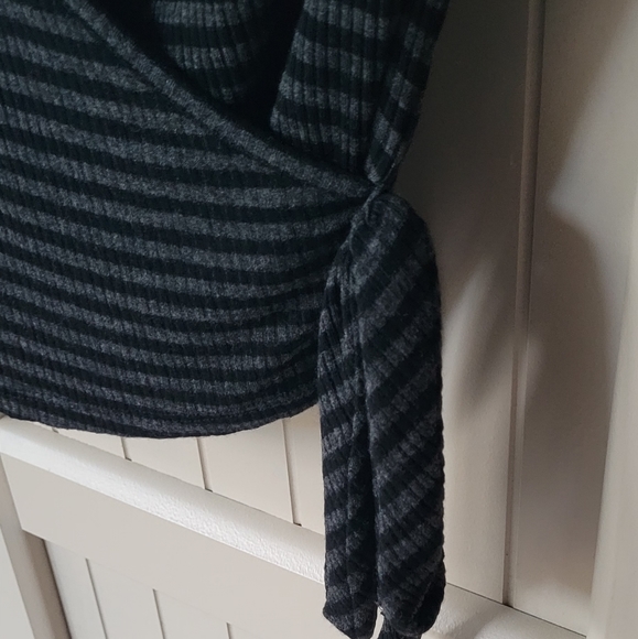 2 Cute Faux Wrap Tops S/M - Picture 9 of 12